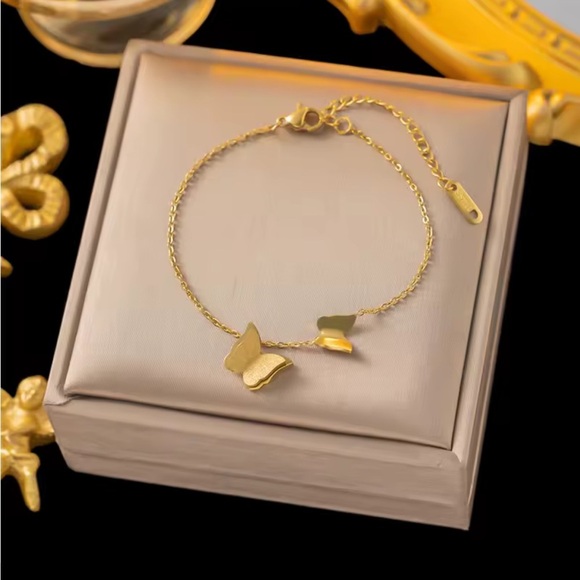 Chic Gold Butterfly Chain Bracelet - Picture 2 of 7